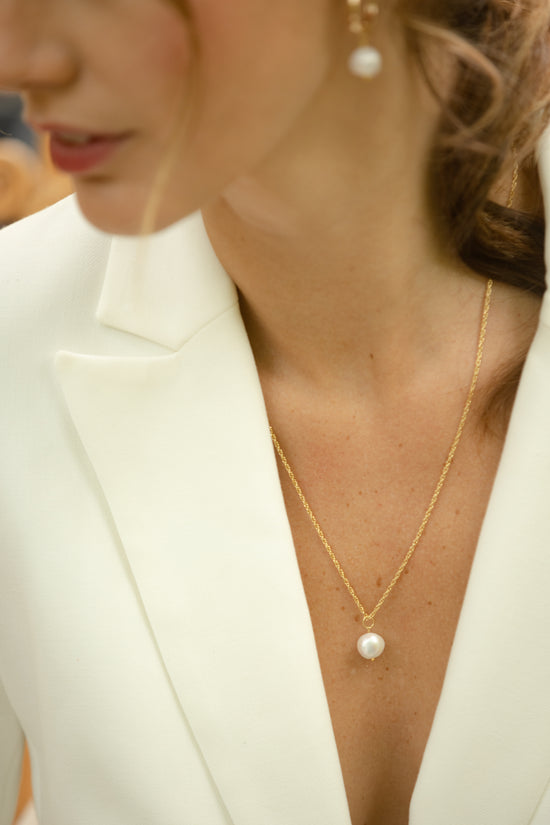 Collier Louise  Ce collier se compose d'une perle naturelle irrégulière et d'une chaîne plaqué-or 3 microns.