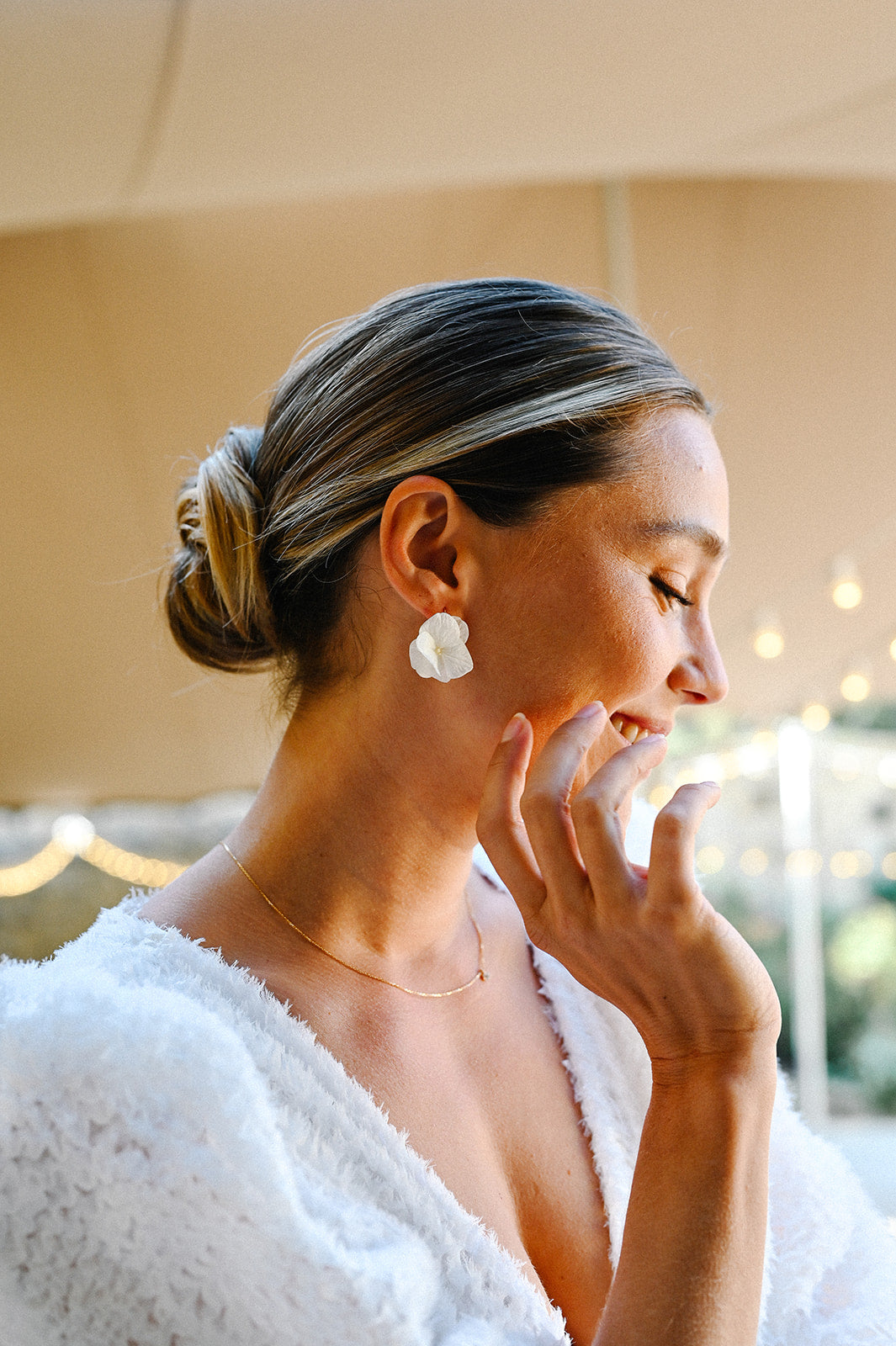 Boucles d'oreilles Jade Boucles d'oreilles en fleurs séchées et stabilisées : hortensias blancs immaculés fixés sur une monture en plaqué or faite à la main en France.