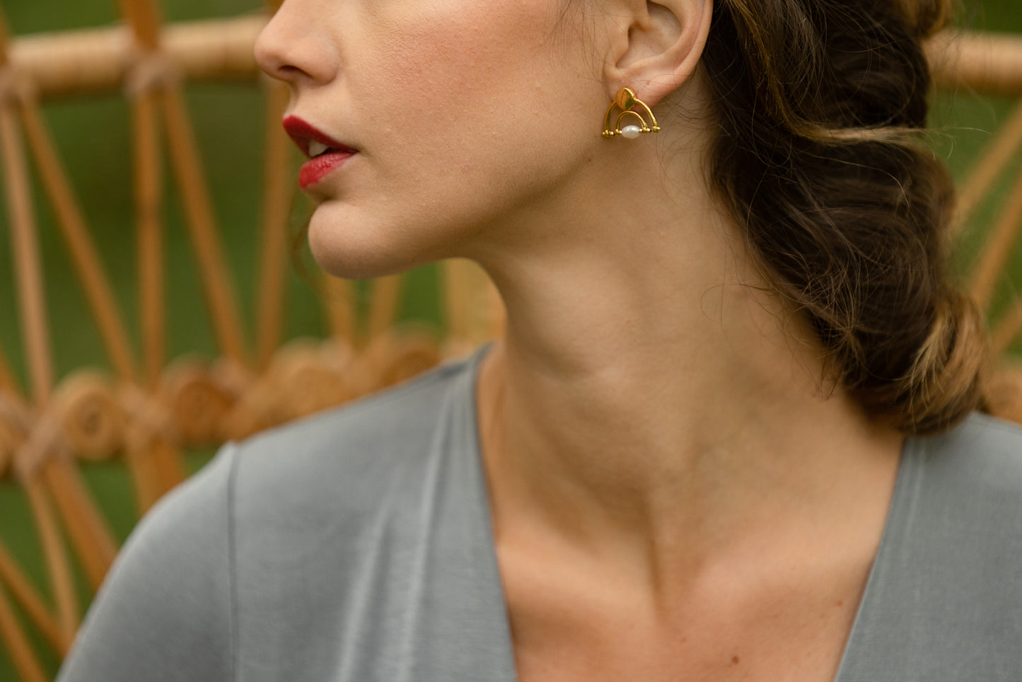 Boucles d’oreilles Oriane  Ces boucles d’oreilles sont réalisées en plaqué or et composées d’une perle naturelle.  Elles sont idéales pour des cheveux courts ou attachés.