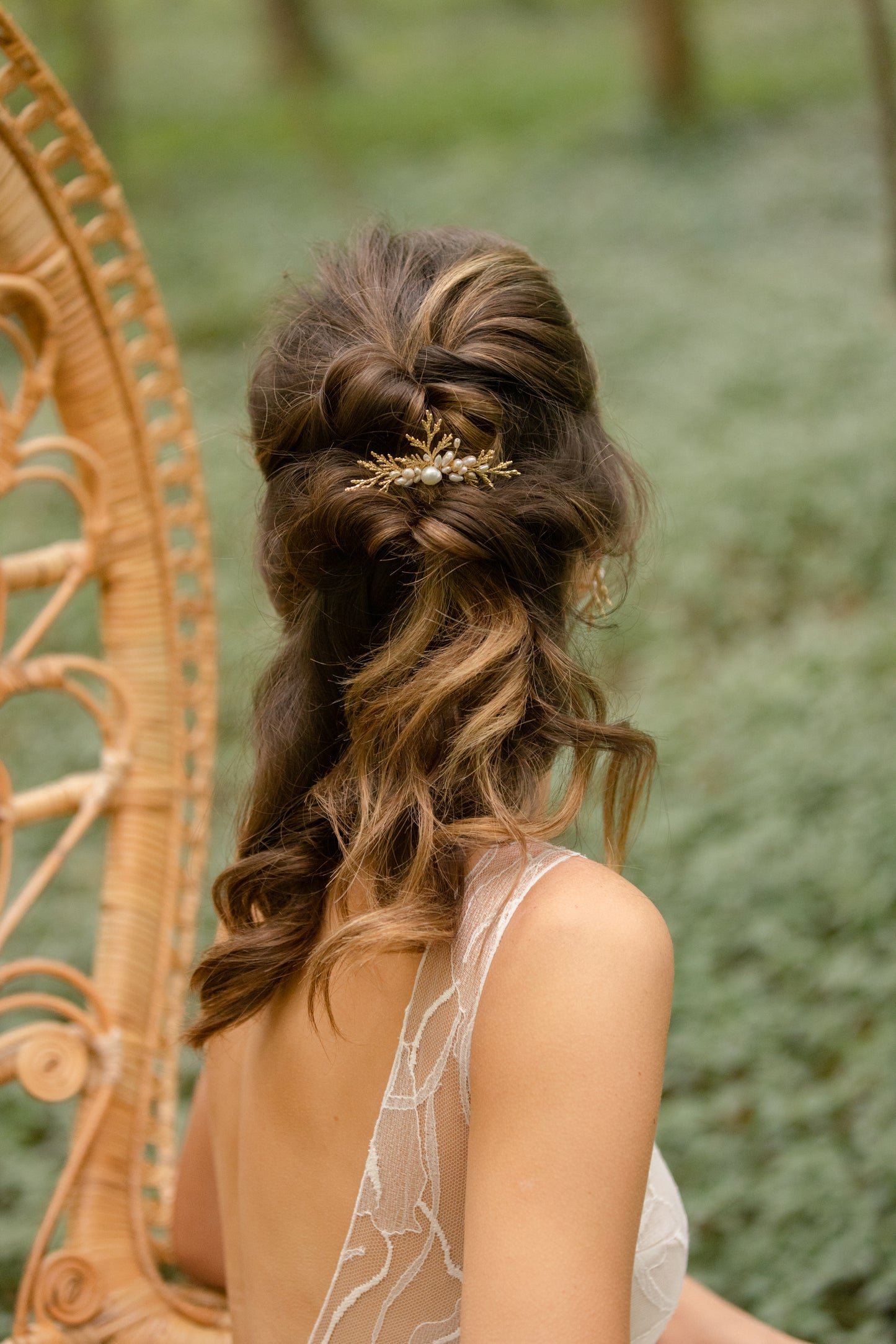 Peigne à cheveux Zeus  Ce sublime peigne à cheveux réalisé en plaqué-or 3 microns orné d’une multitude de perles naturelles saura rehausser votre coiffure avec raffinement.