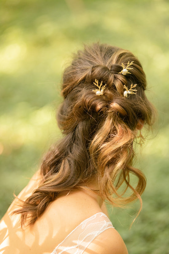 Pic à cheveux Zeus  Sublimes pics à cheveux en plaqué-or 3 microns et surmontés de 3 perles naturelles à placer dans vos cheveux pour illuminer votre coiffure.
