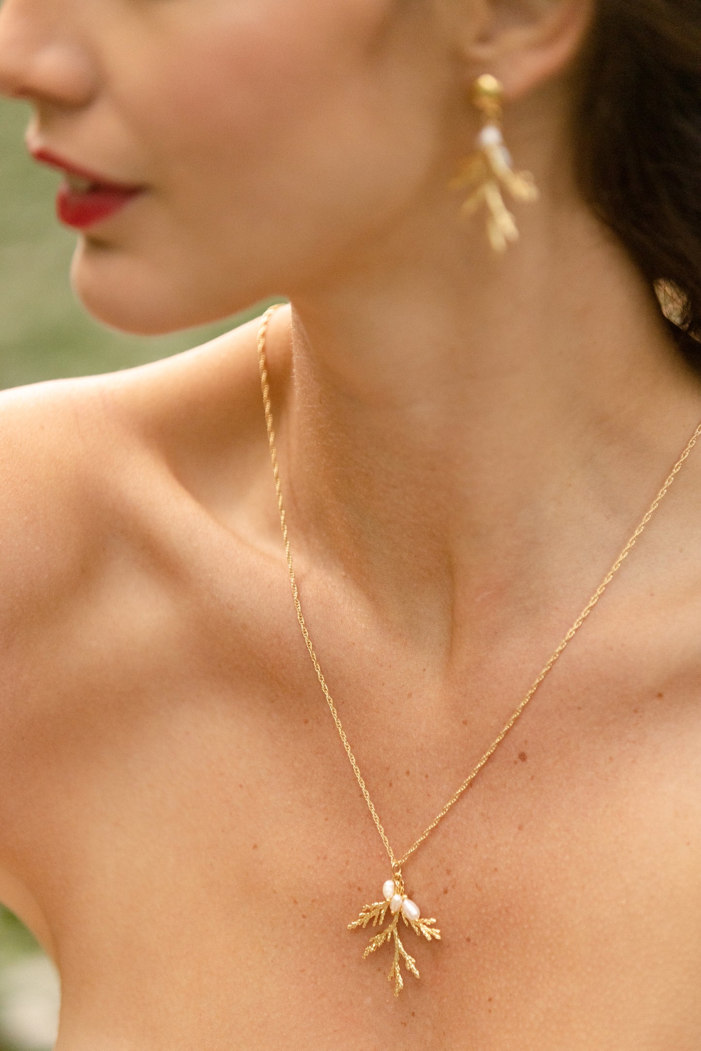 Collier Zeus  Magnifique collier composé d’une chaîne et d’un bijou en plaqué-or 3 microns ainsi que de 3 perles naturelles.