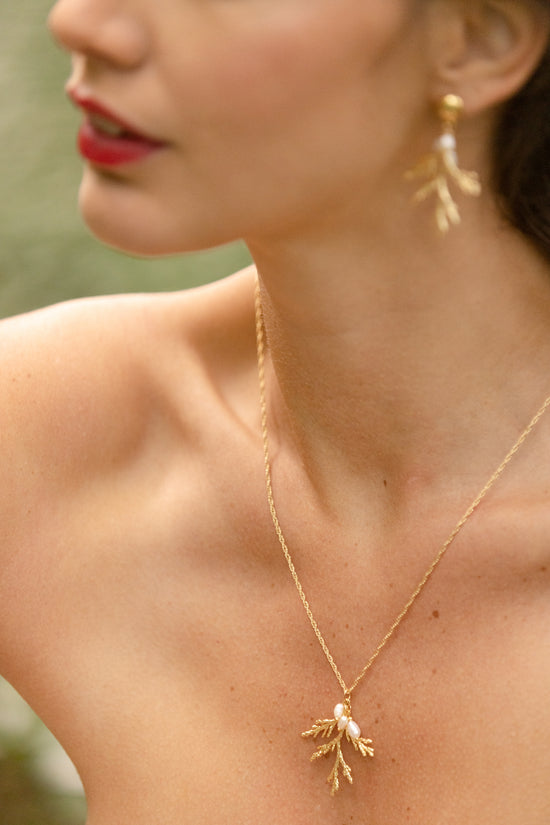 Collier Zeus  Magnifique collier composé d’une chaîne et d’un bijou en plaqué-or 3 microns ainsi que de 3 perles naturelles.