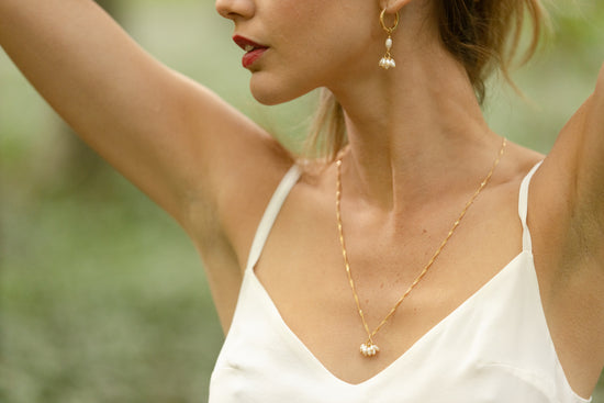 Collier Célestin  Ce magnifique collier est composé d’un bouquet de mini-perles naturelles et d’une chaîne en plaqué-or 3 microns. Ce bijou saura mettre en valeur votre décolleté avec délicatesse.