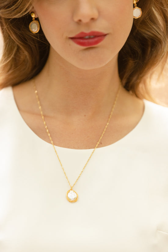 Collier Appoline  Ce collier est composé d’une perle naturelle ornée de fil d’or et d’une chaîne torsadée plaqué-or 3 microns.
