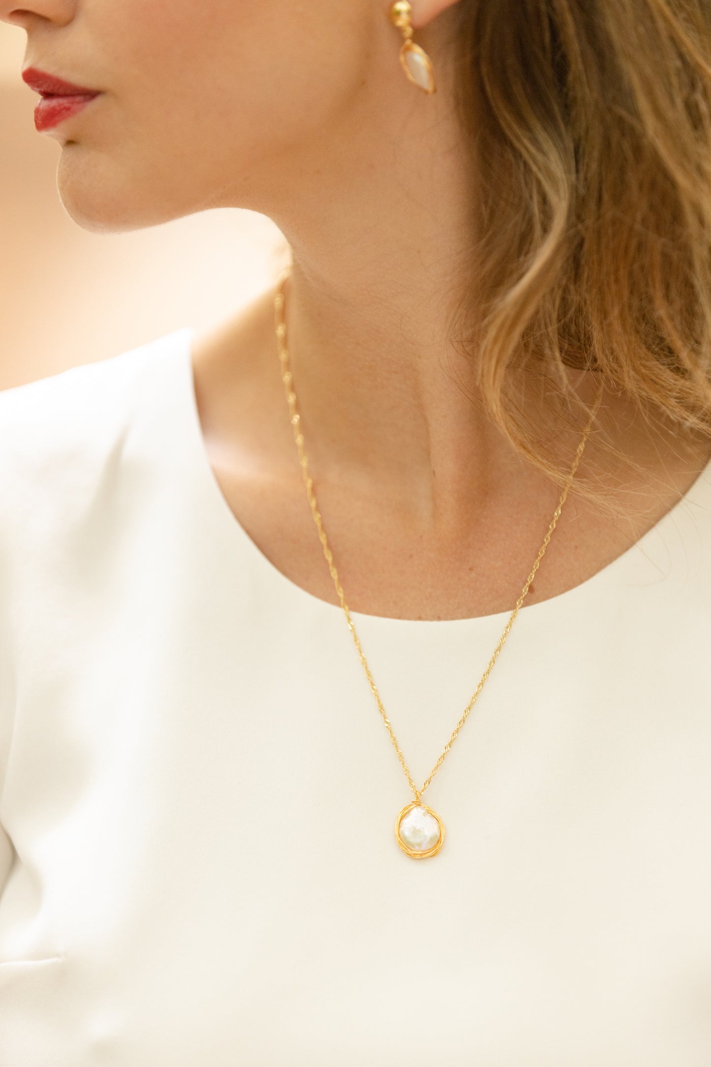 Collier Appoline  Ce collier est composé d’une perle naturelle ornée de fil d’or et d’une chaîne torsadée plaqué-or 3 microns.