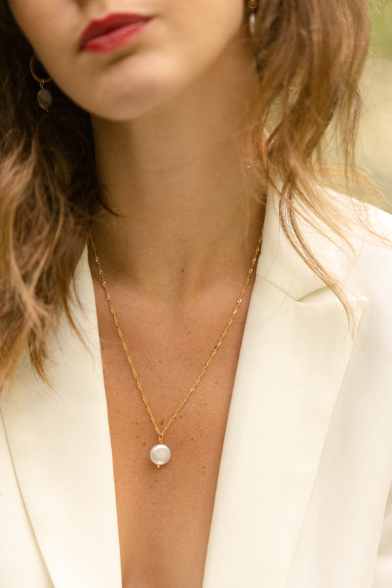 Collier Charline  Ce collier est composé d’une perle naturelle plate accompagnée d’une chaîne en plaqué-or 3 microns.