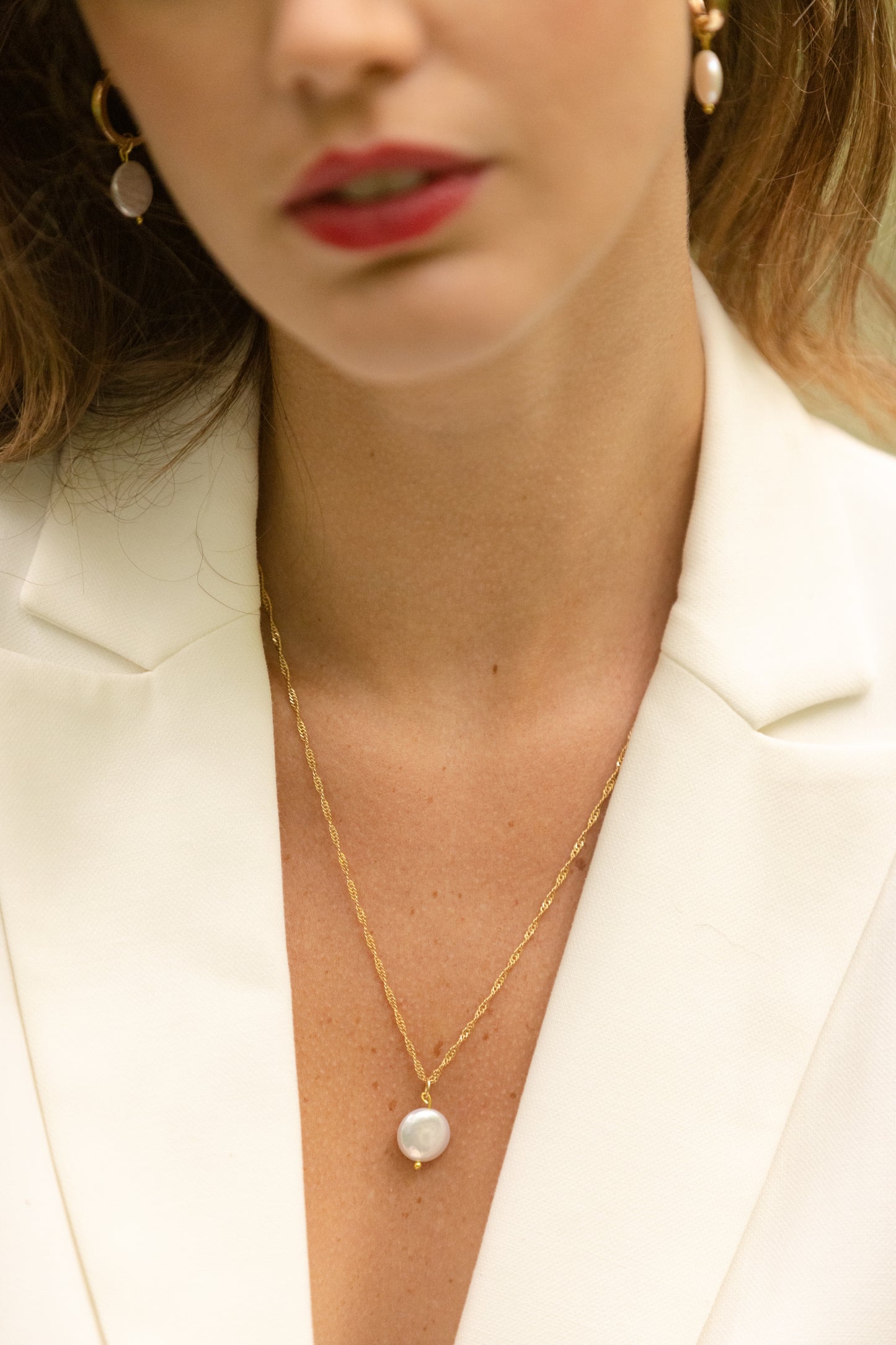 Collier Charline  Ce collier est composé d’une perle naturelle plate accompagnée d’une chaîne en plaqué-or 3 microns.