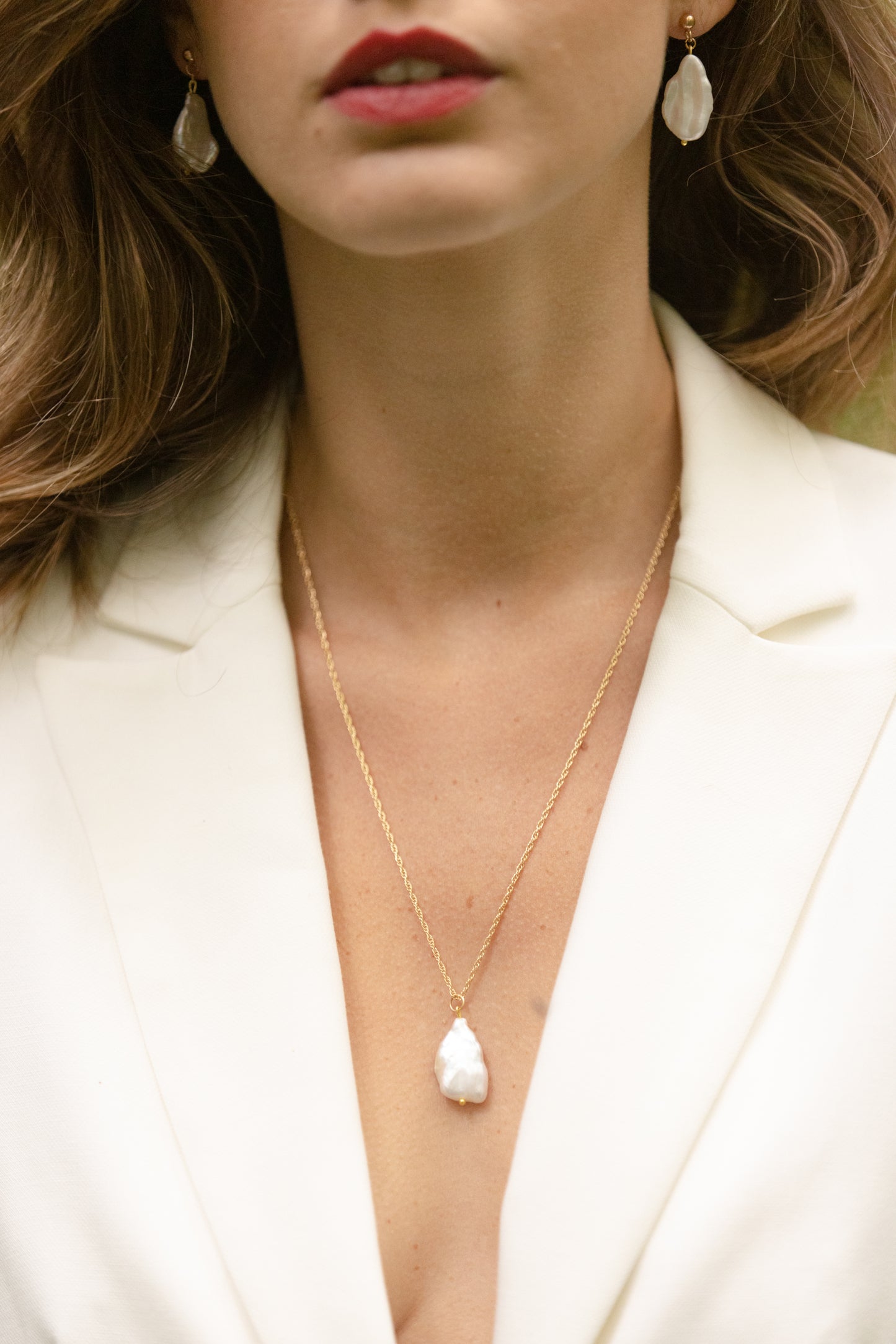 Collier Ophélie  Ce collier est composé d’une grosse perle irrégulière et d’une chaîne en plaqué-or 3 microns.