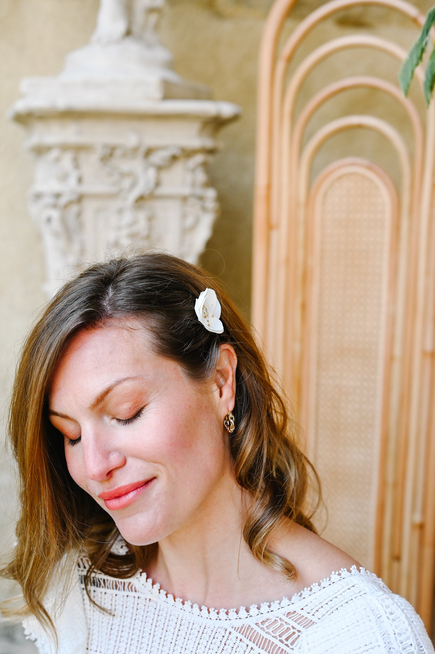 Charger l&amp;#39;image dans la galerie, Barrette à cheveux Flavie Barrette en crêpe de soie français entièrement réalisée à la main et brodée de perles véritables.