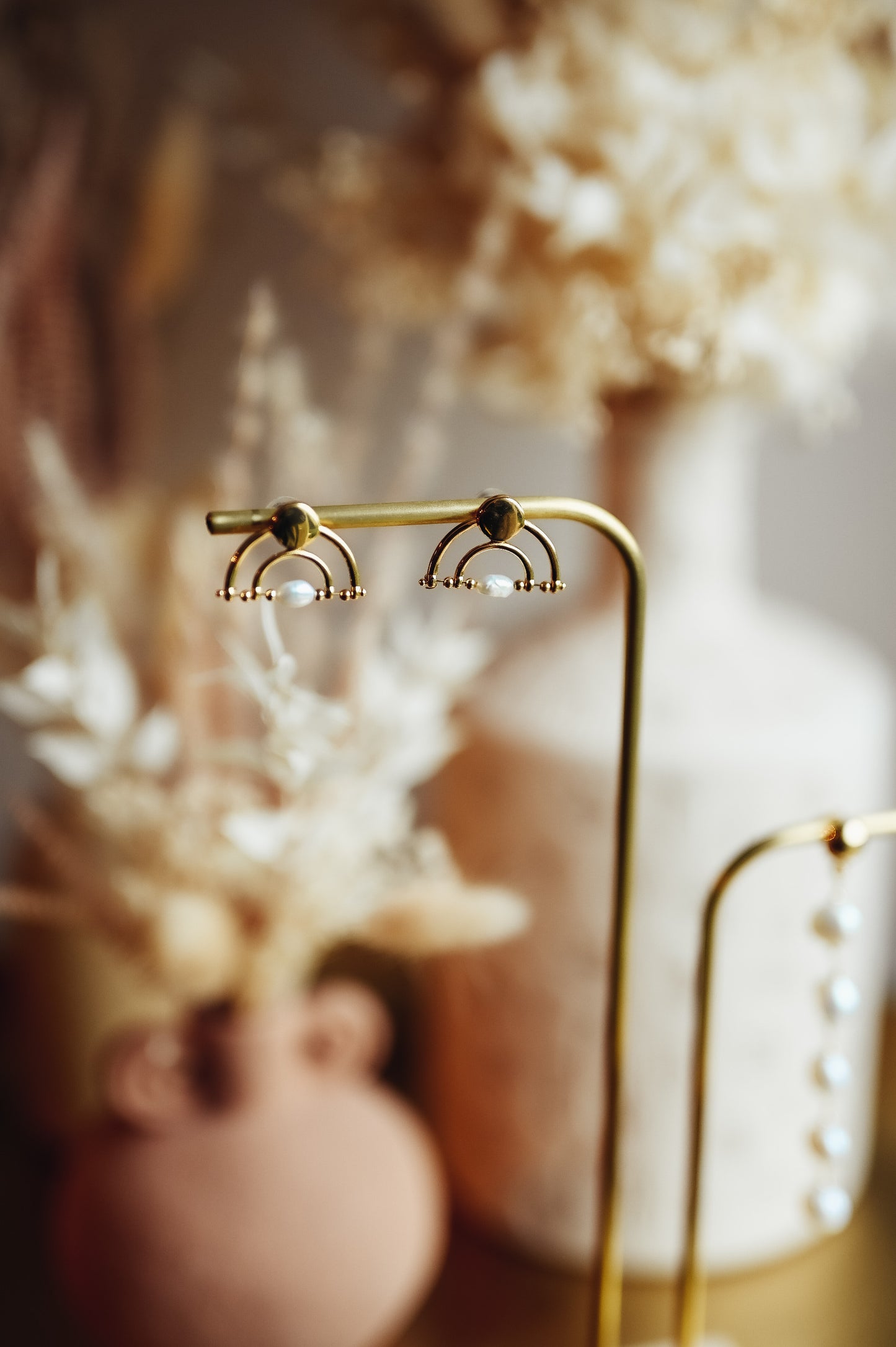 Charger l&amp;#39;image dans la galerie, Boucles d’oreilles Oriane  Ces boucles d’oreilles sont réalisées en plaqué or et composées d’une perle naturelle.  Elles sont idéales pour des cheveux courts ou attachés.