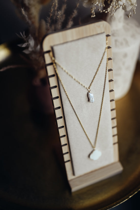 Collier Alix  Ce collier est composé d'une perle naturelle et d'une chaîne plaqué-or 3 microns.