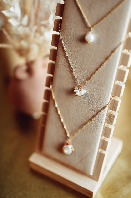 Collier Célestin  Ce magnifique collier est composé d’un bouquet de mini-perles naturelles et d’une chaîne en plaqué-or 3 microns. Ce bijou saura mettre en valeur votre décolleté avec délicatesse.