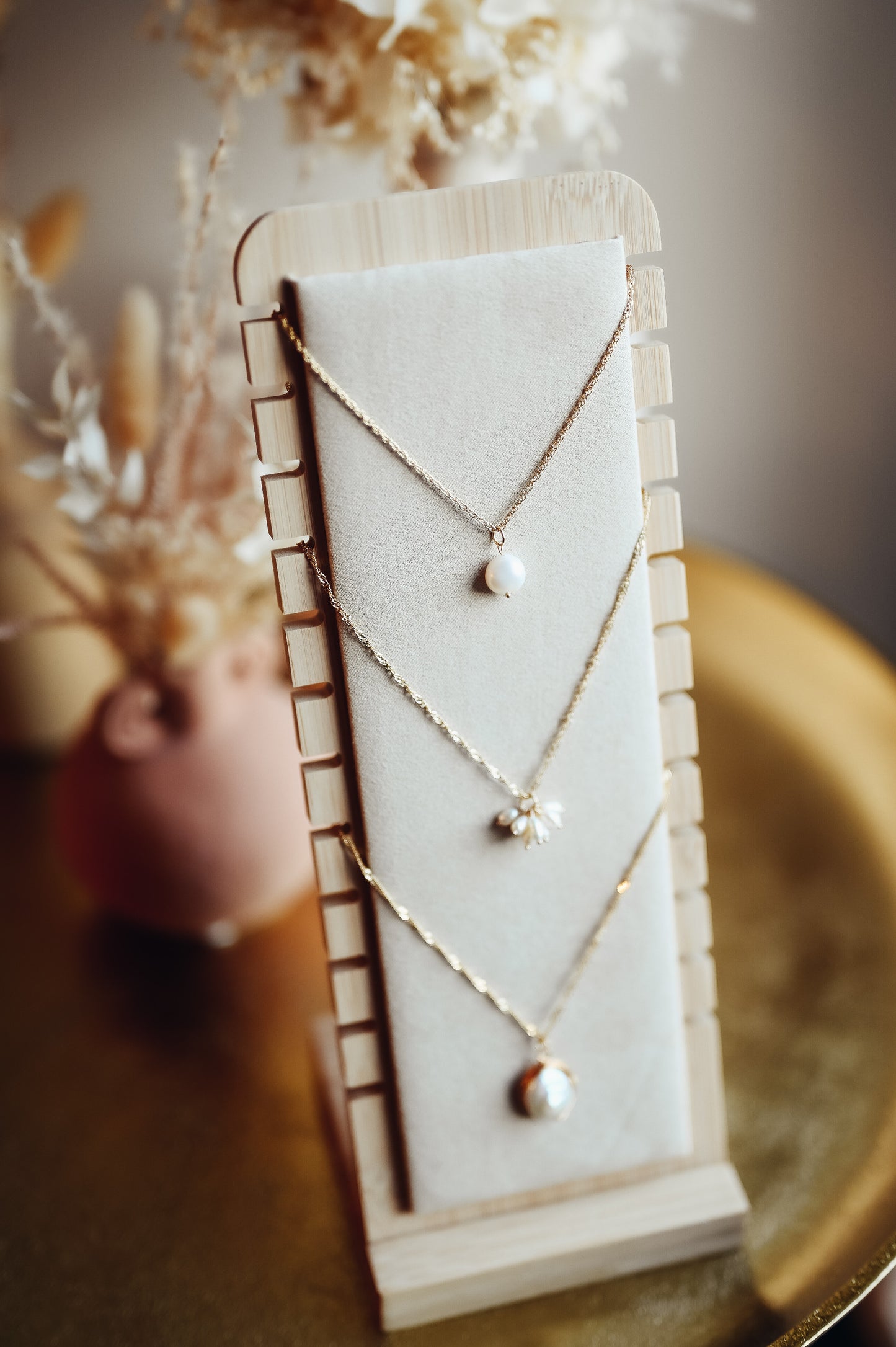 Collier Louise  Ce collier se compose d'une perle naturelle irrégulière et d'une chaîne plaqué-or 3 microns.
