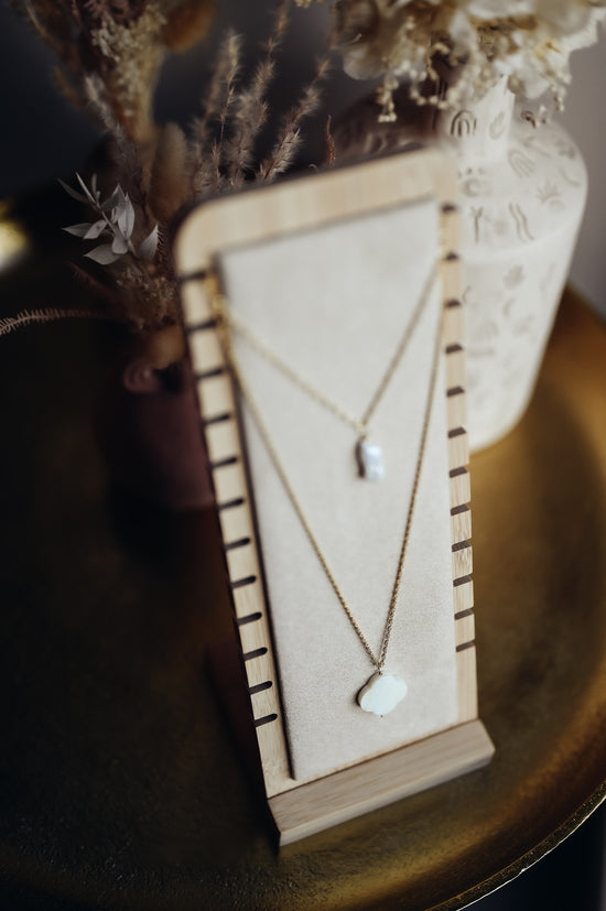 Charger l&amp;#39;image dans la galerie, Collier Séléna  Ce collier est composé d’une nacre accompagnée d’une chaîne en plaqué-or 3 microns.