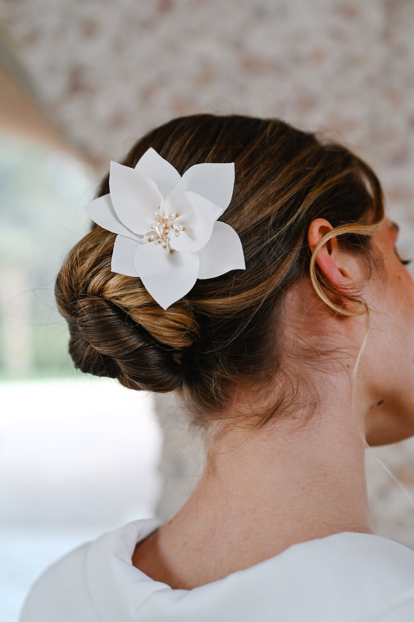 Peigne à cheveux Davia  Peigne en crêpe de soie français entièrement réalisé à la main et brodé de perles véritables.