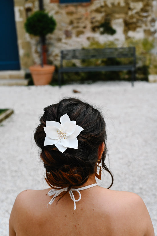 Peigne à cheveux Davia Peigne en crêpe de soie français entièrement réalisé à la main et brodé de perles véritables.