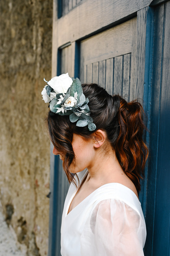 Double Peigne à cheveux Séraphine  Double peigne en fleurs séchées et stabilisées qui peut se porter autant à l’avant, sur le côté ou à l’arrière de la tête pour plusieurs looks.