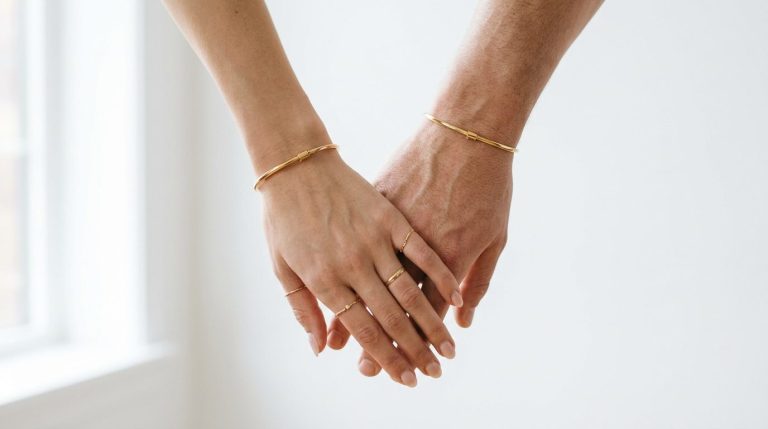 Bracelet couple : symboles, styles et conseils d'achat