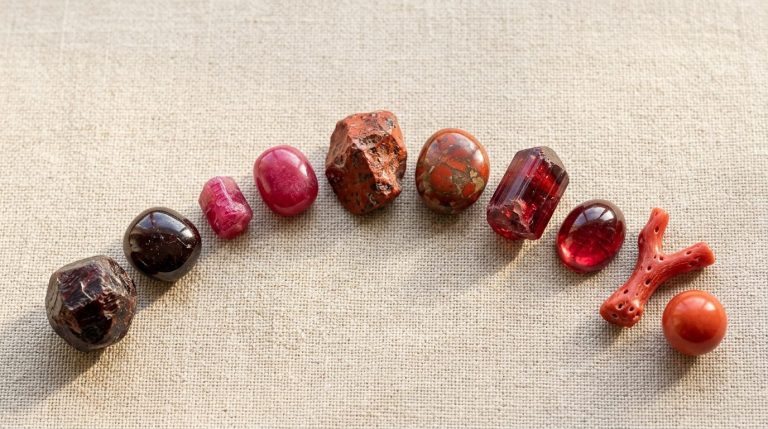 Pierre rouge : guide complet des variétés et vertus